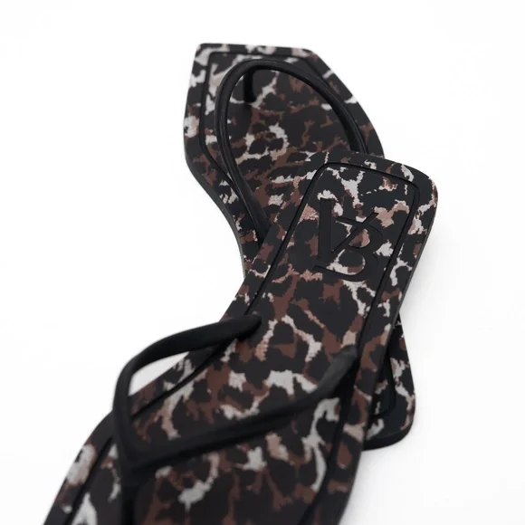 Veronica Beard - Analee Flat Thong Sandals - Picture 5 of 9